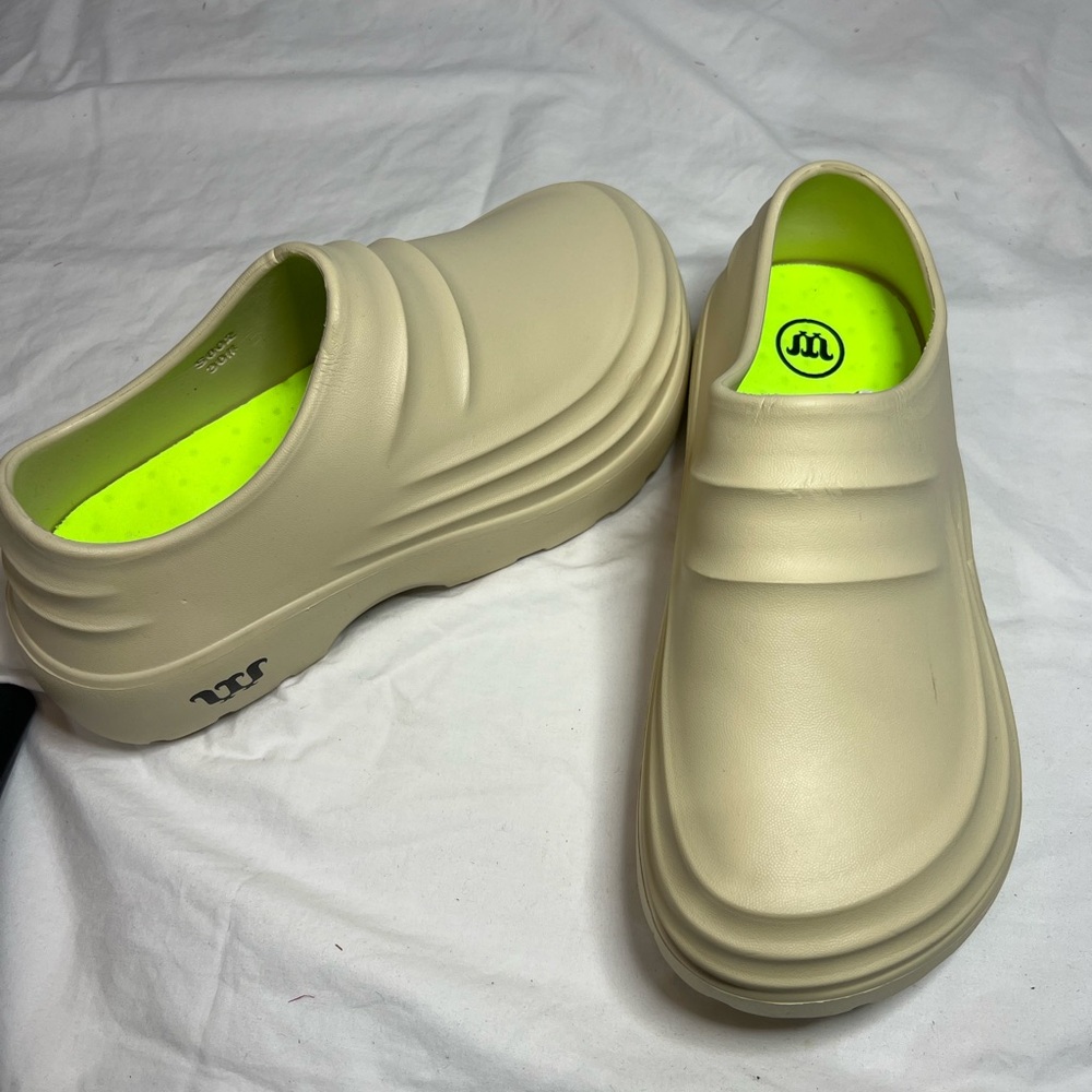 Armadillo Chef Shoes designed for comfort and reduce fatigue during long shifts